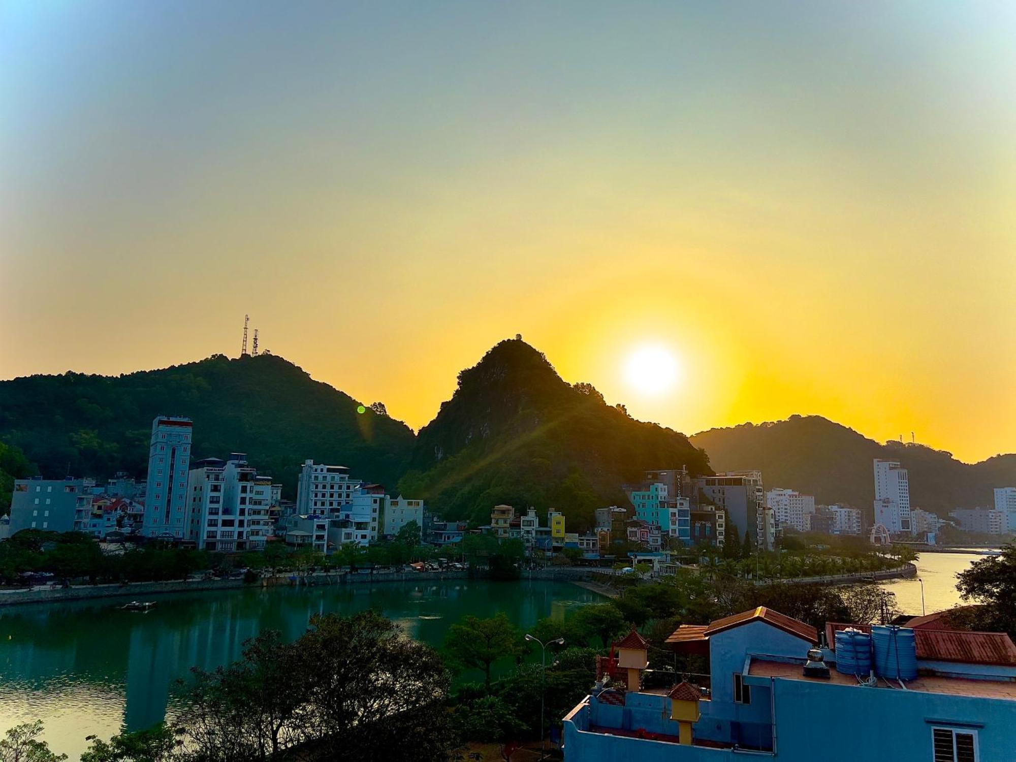 Tung Quang Hotel Dong Khe Sau Экстерьер фото